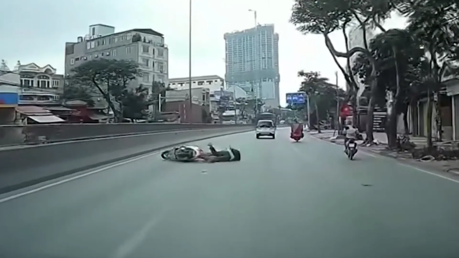 Xe máy ngã sang làn ô tô sau va chạm nhẹ